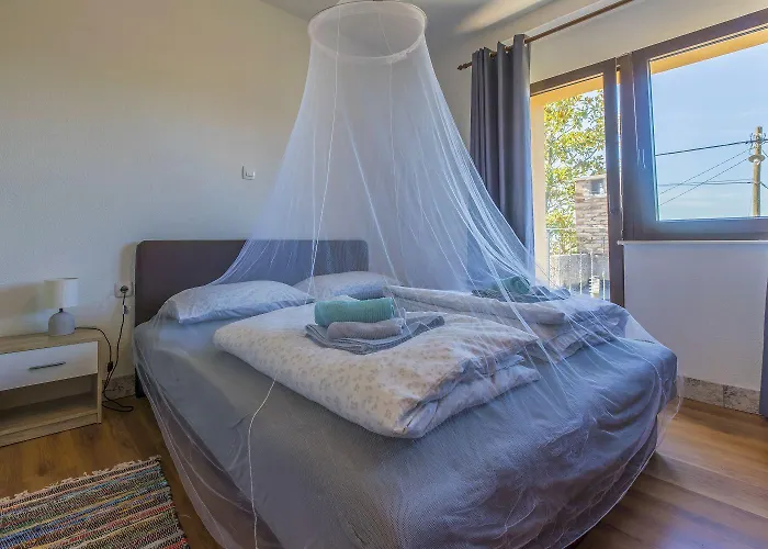 Nyaraló Idyllisches Mit Privatpool, Meerblick Und Flughafentransfer Bribir