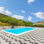 Idyllisches Mit Privatpool, Meerblick Und Flughafentransfer Брибир